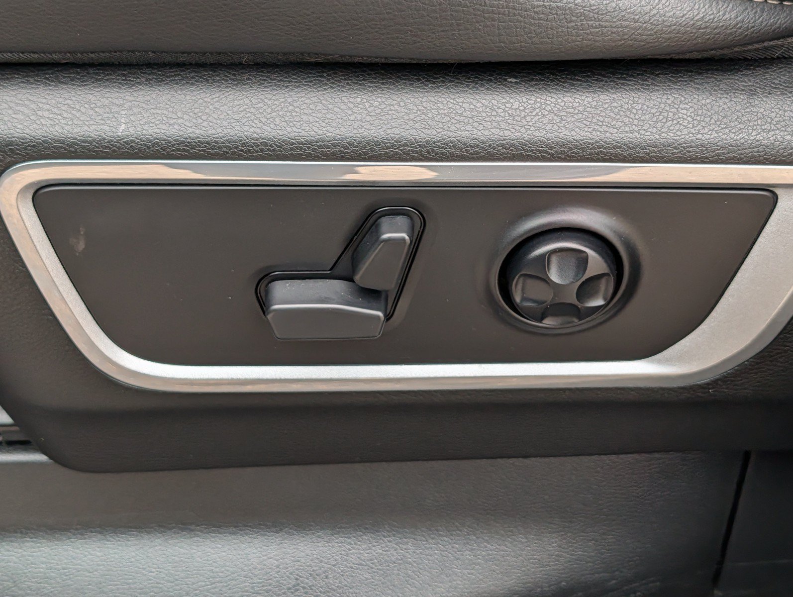 Used 2019 RAM 1500 Laramie AWD/4WD image 13