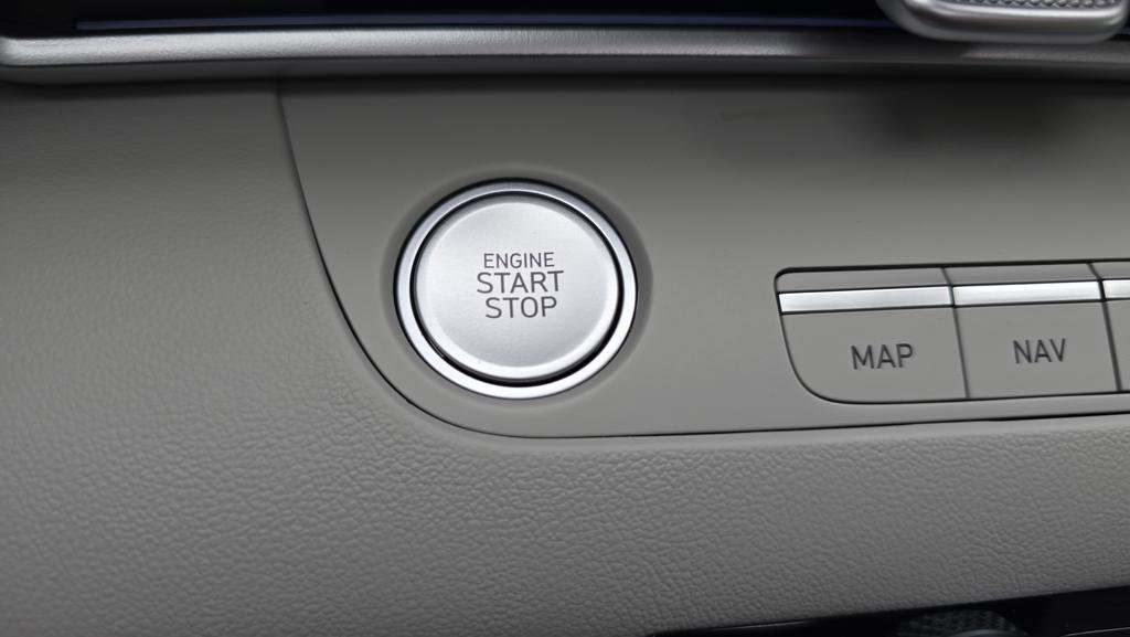 Certified 2025 Hyundai Elantra Limited FWD image 17