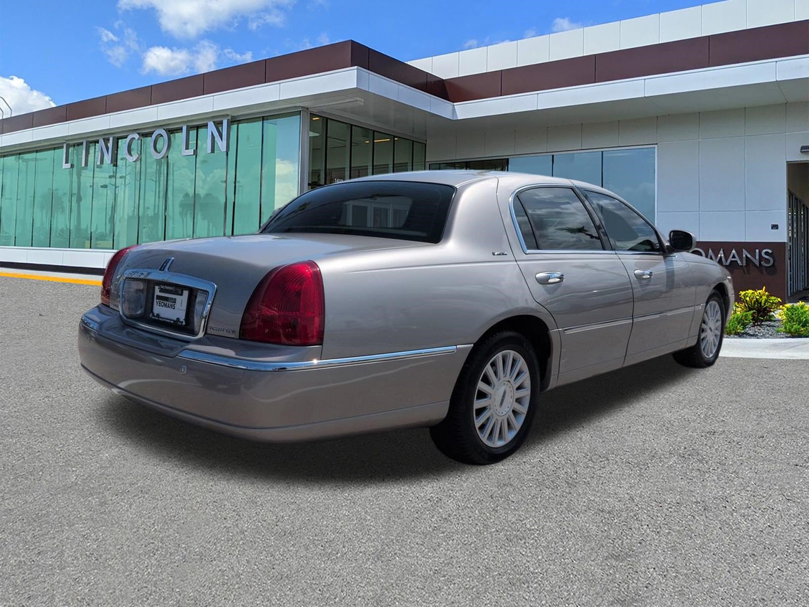 Used 2003 Lincoln Town Car Executive RWD image 5