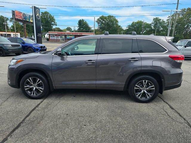 Used 2017 Toyota Highlander Plus AWD/4WD image 5