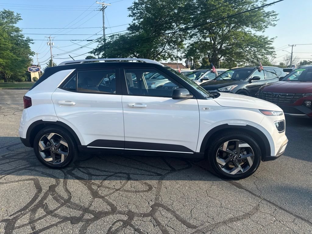 Used 2024 Hyundai Venue Limited FWD image 4