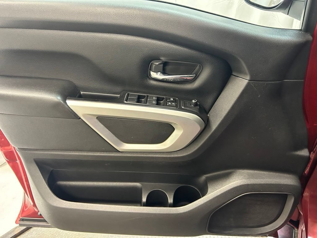 Used 2018 Nissan Titan SV AWD/4WD image 4