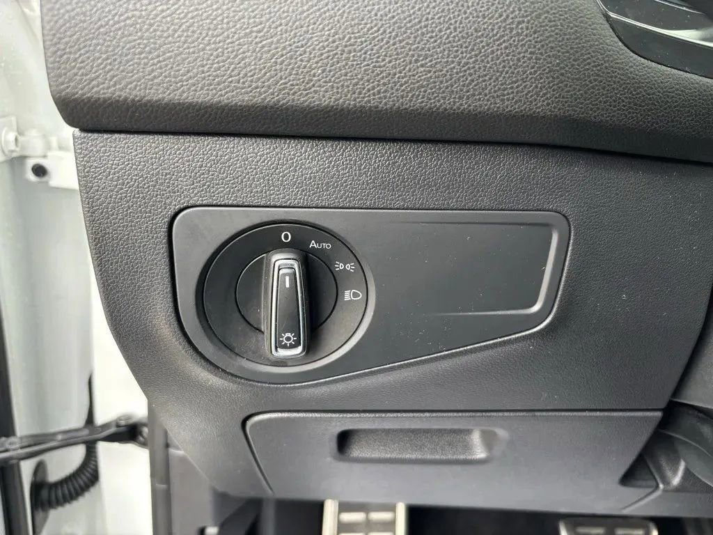 Used 2024 Volkswagen Tiguan SE R-Line image 9