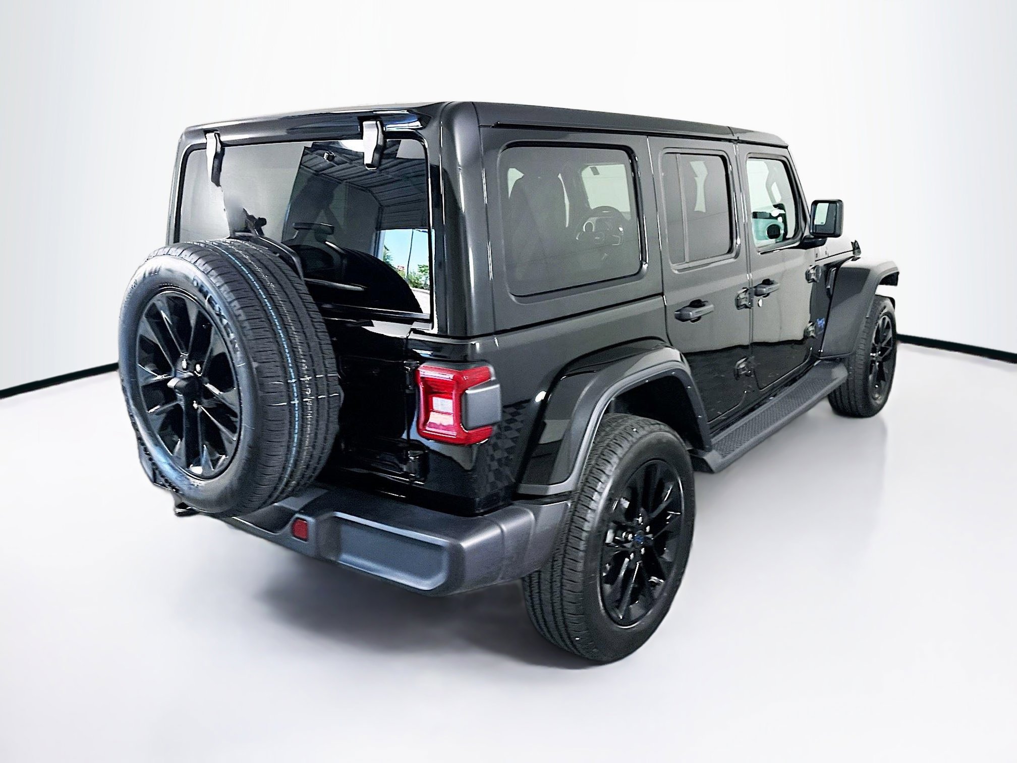 Used 2025 Jeep Wrangler Sahara image 9