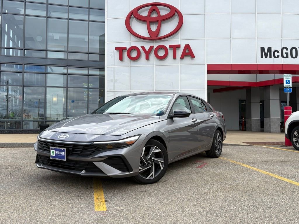 Used 2025 Hyundai Elantra Sport image 1