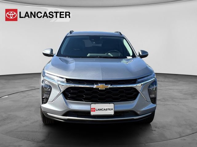 Used 2025 Chevrolet Trax LT FWD image 2