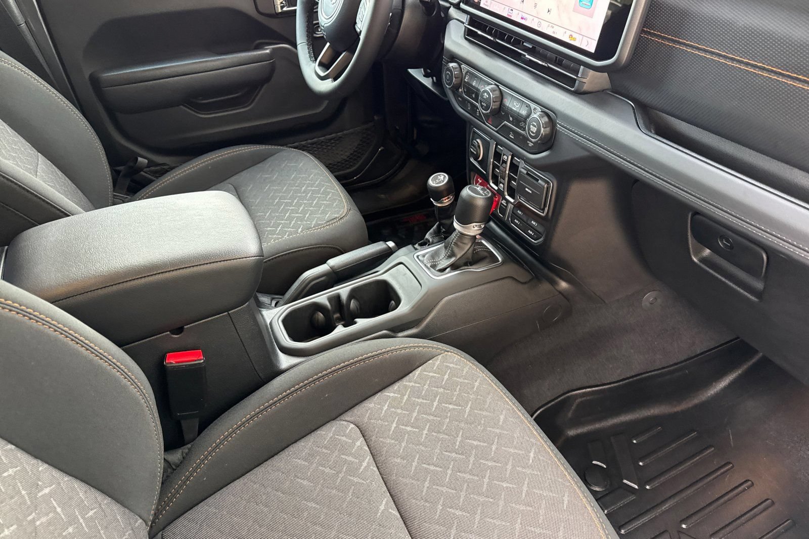 Used 2025 Jeep Gladiator Mojave w/ Convenience Group AWD/4WD image 16
