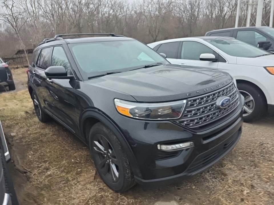 Used 2022 Ford Explorer XLT w/ Equipment Group 202A image 2