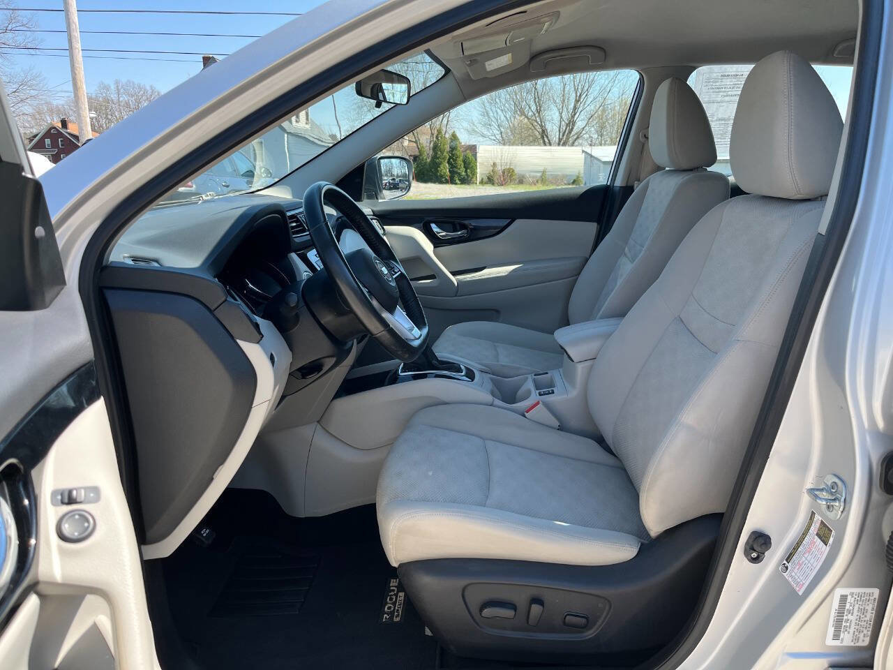 Used 2018 Nissan Rogue Sport SV w/ SV Technology Package AWD/4WD image 19