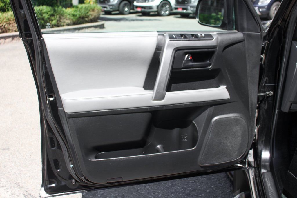 Used 2013 Toyota 4Runner SR5 w/ Convenience Pkg image 14