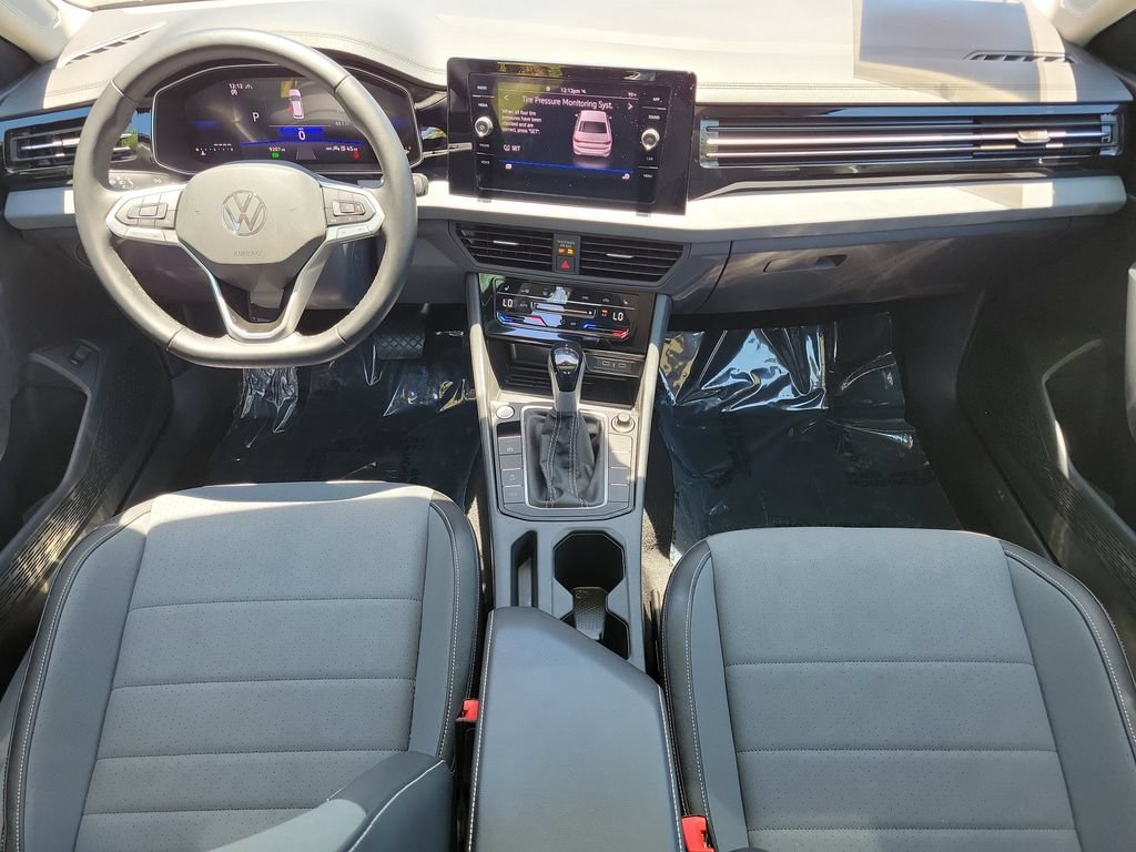 Used 2025 Volkswagen Jetta SE w/ Sunroof Package FWD image 11