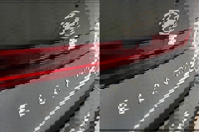 Used 2025 Hyundai Elantra Blue image 17