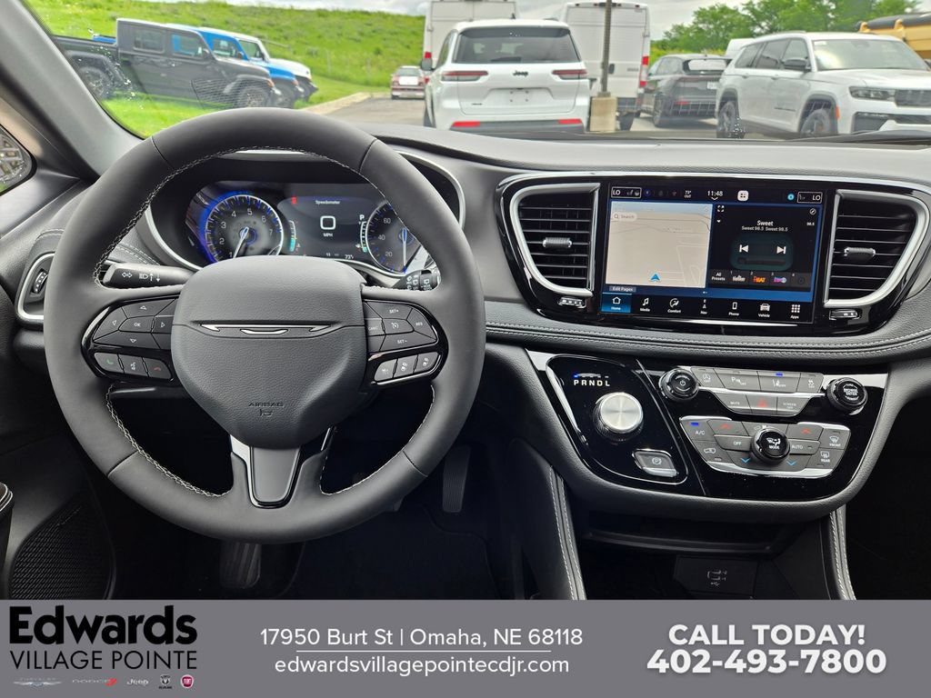 New 2027 Chrysler Pacifica Limited AWD/4WD image 17