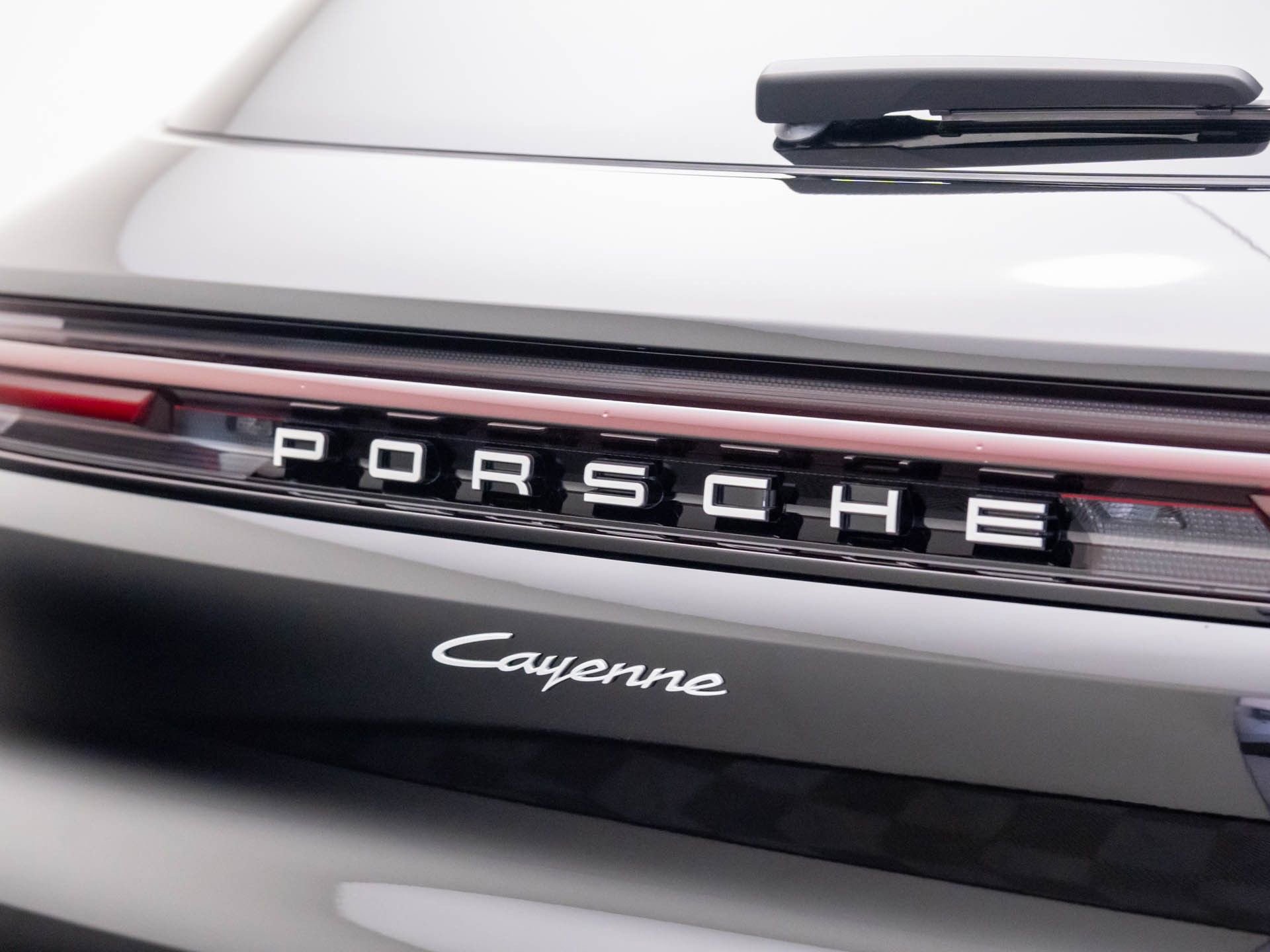 Certified 2025 Porsche Cayenne AWD/4WD image 32