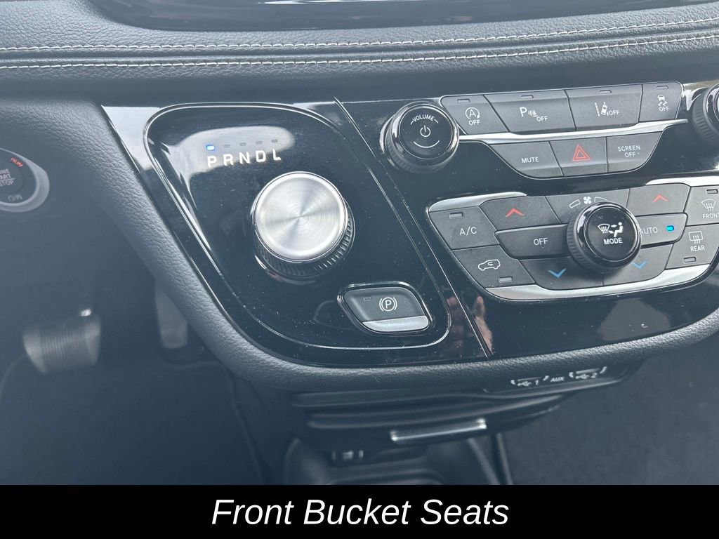 Used 2025 Chrysler Pacifica Select image 21