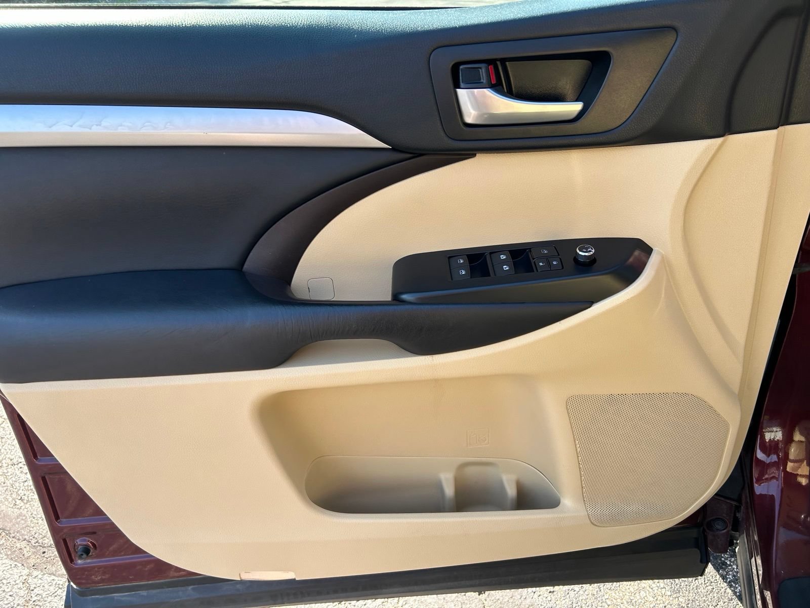 Used 2018 Toyota Highlander XLE AWD/4WD image 12