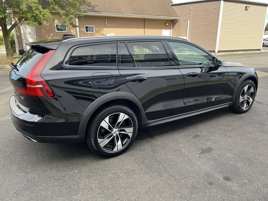 Used 2022 Volvo V60 T5 Cross Country AWD/4WD image 6