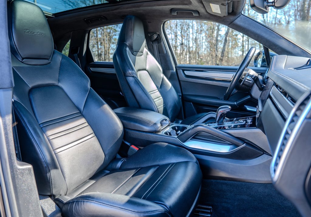 Used 2019 Porsche Cayenne Turbo w/ Sportdesign Package image 31