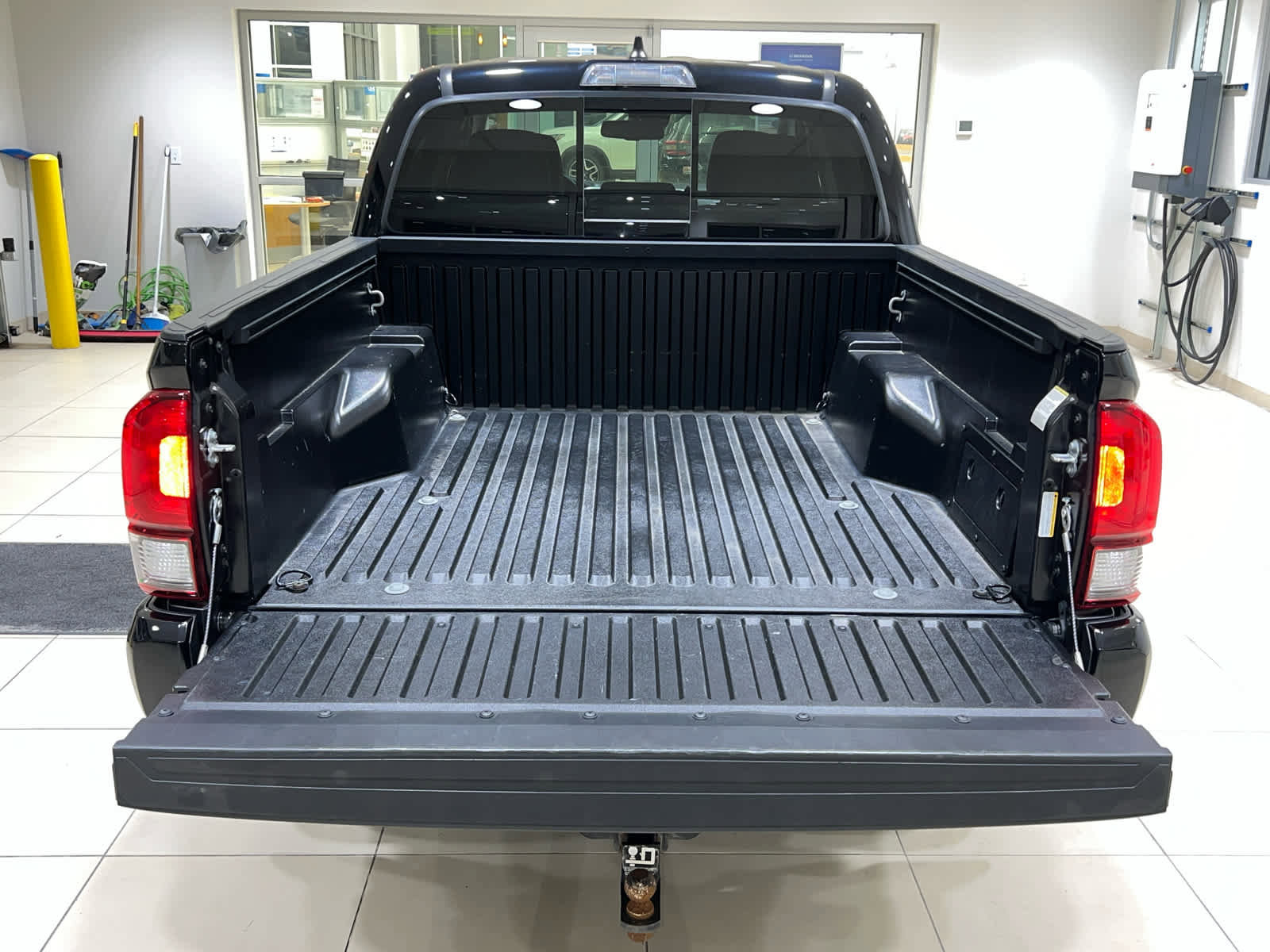 Used 2022 Toyota Tacoma SR5 w/ Technology Package image 15