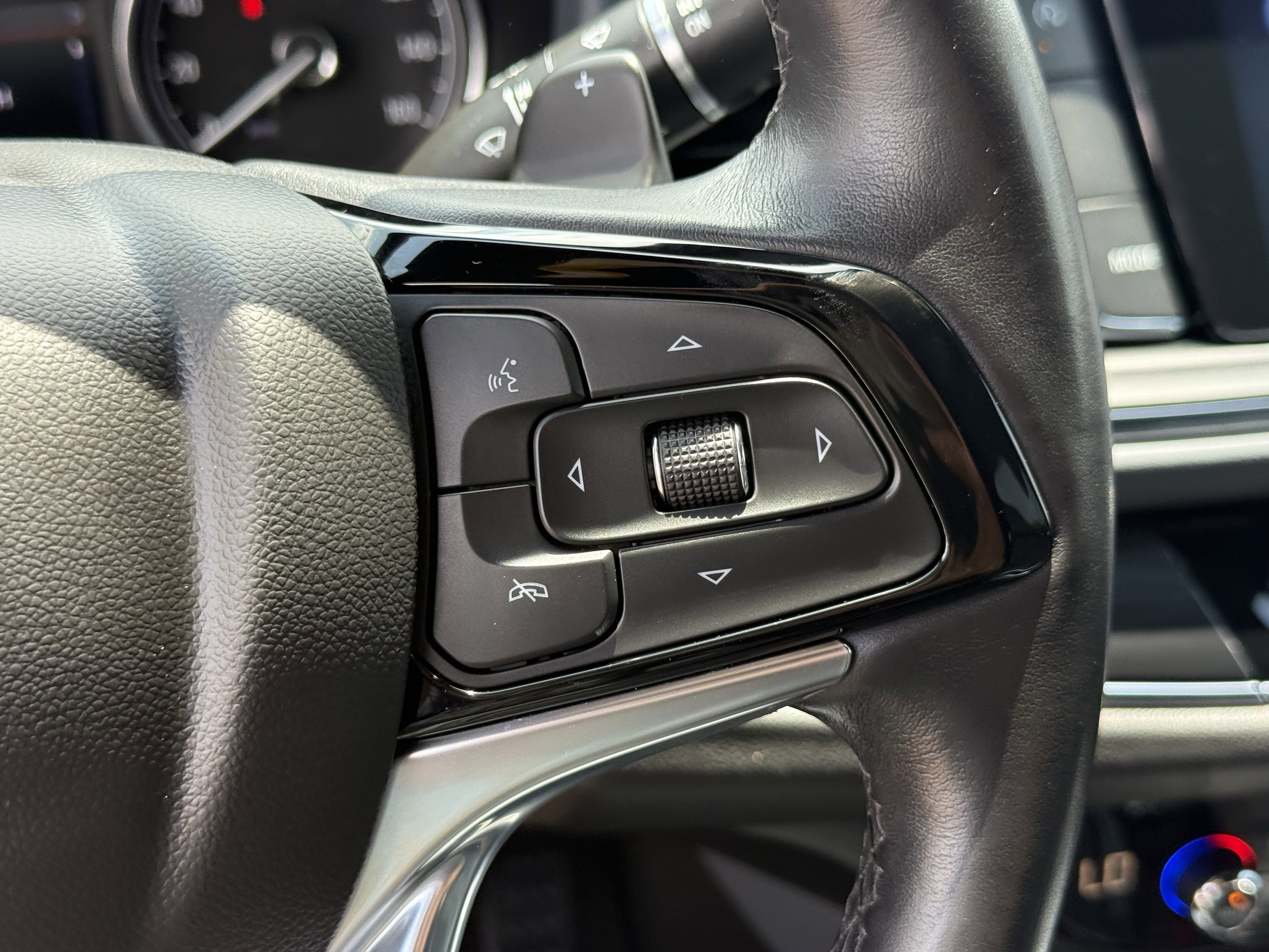 Used 2023 Buick Enclave Essence w/ Sport Touring Edition FWD image 17