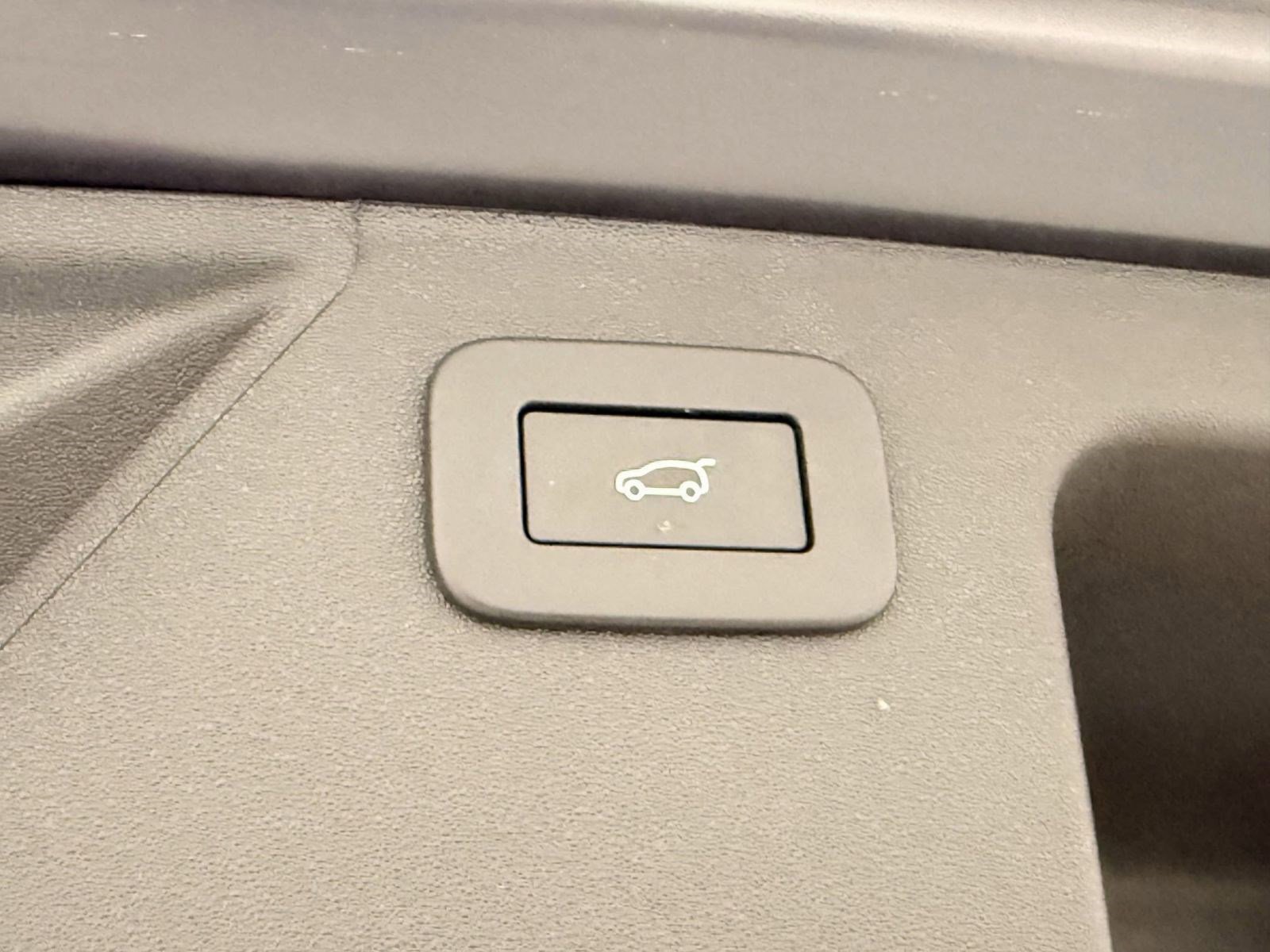 Used 2025 Land Rover Discovery Sport Dynamic SE image 32