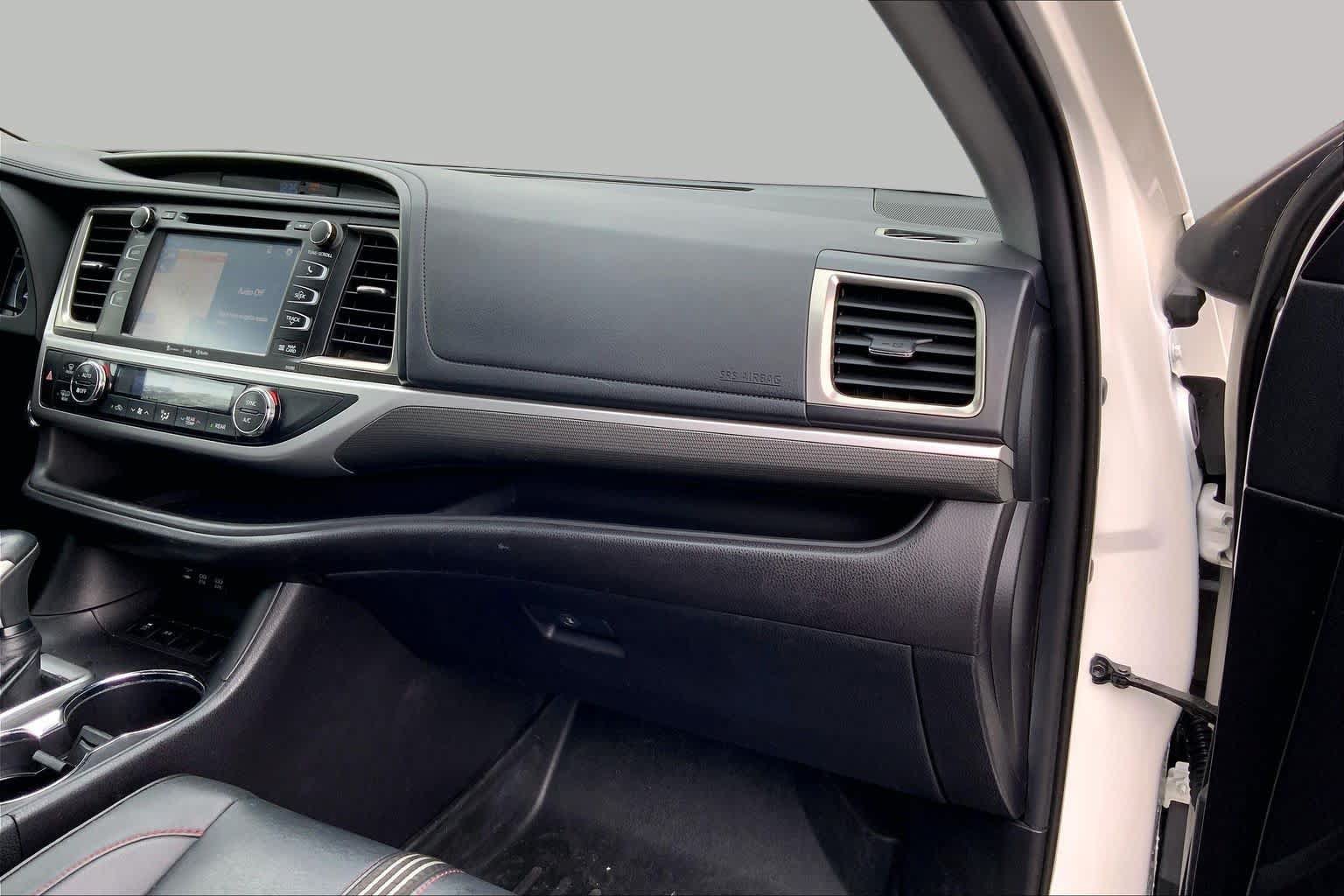 Used 2019 Toyota Highlander SE FWD image 18
