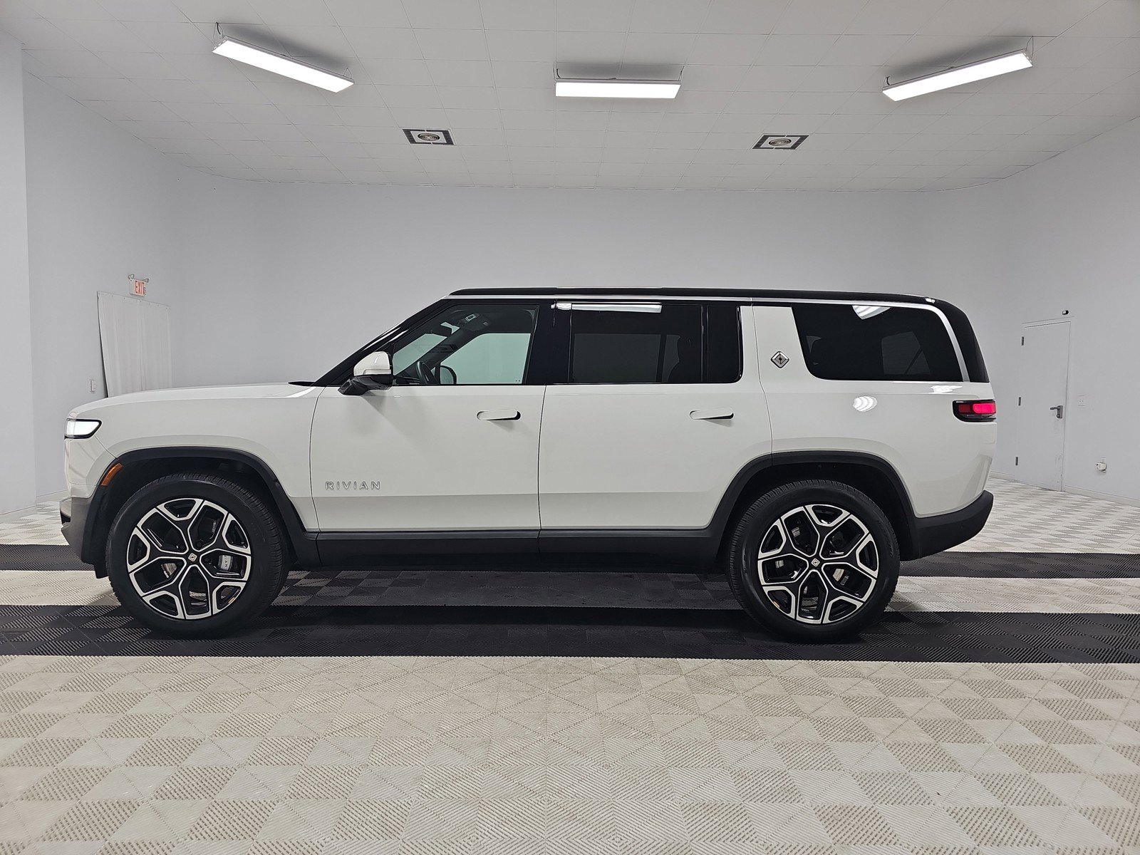 Used 2024 Rivian R1S Adventure AWD/4WD image 2