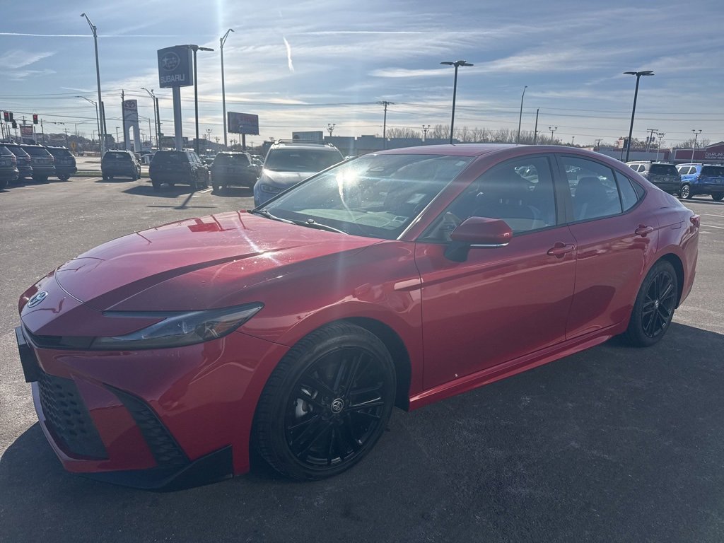Used 2025 Toyota Camry SE image 3