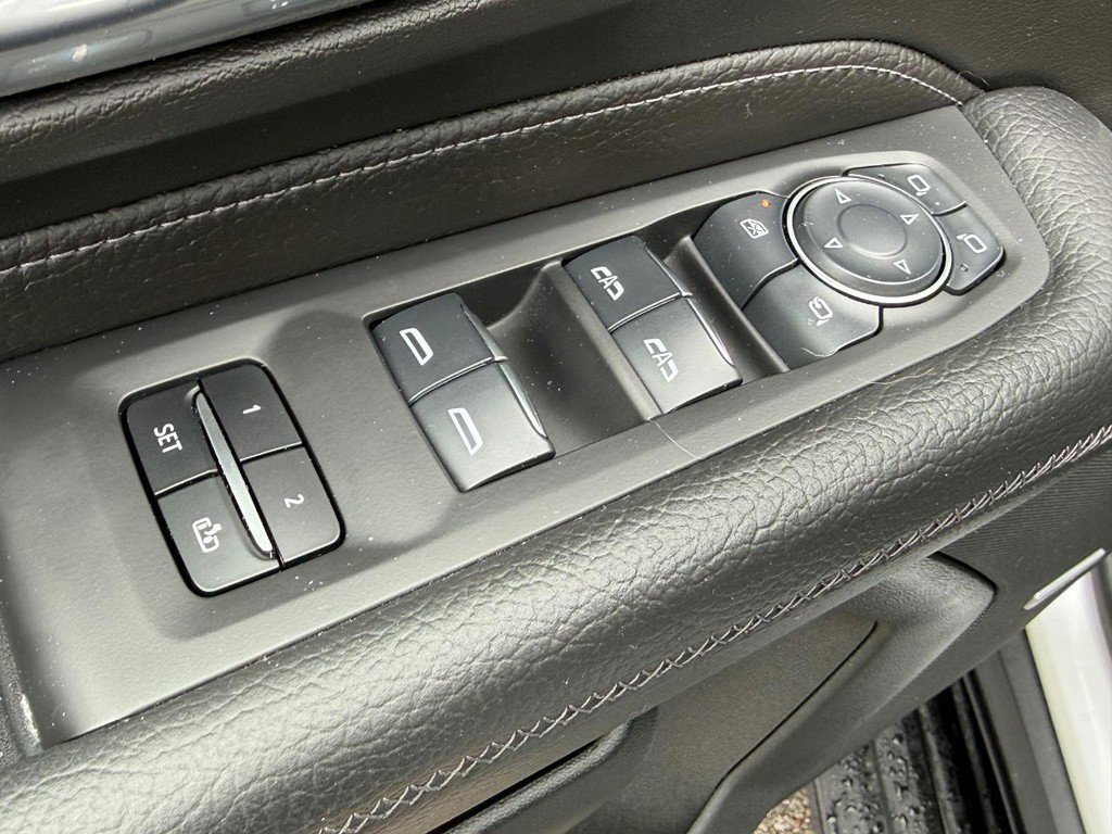 Used 2024 GMC Yukon Denali w/ Advanced Technology Package AWD/4WD image 17