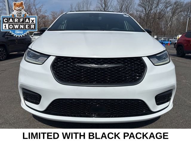 Used 2025 Chrysler Pacifica Limited image 2