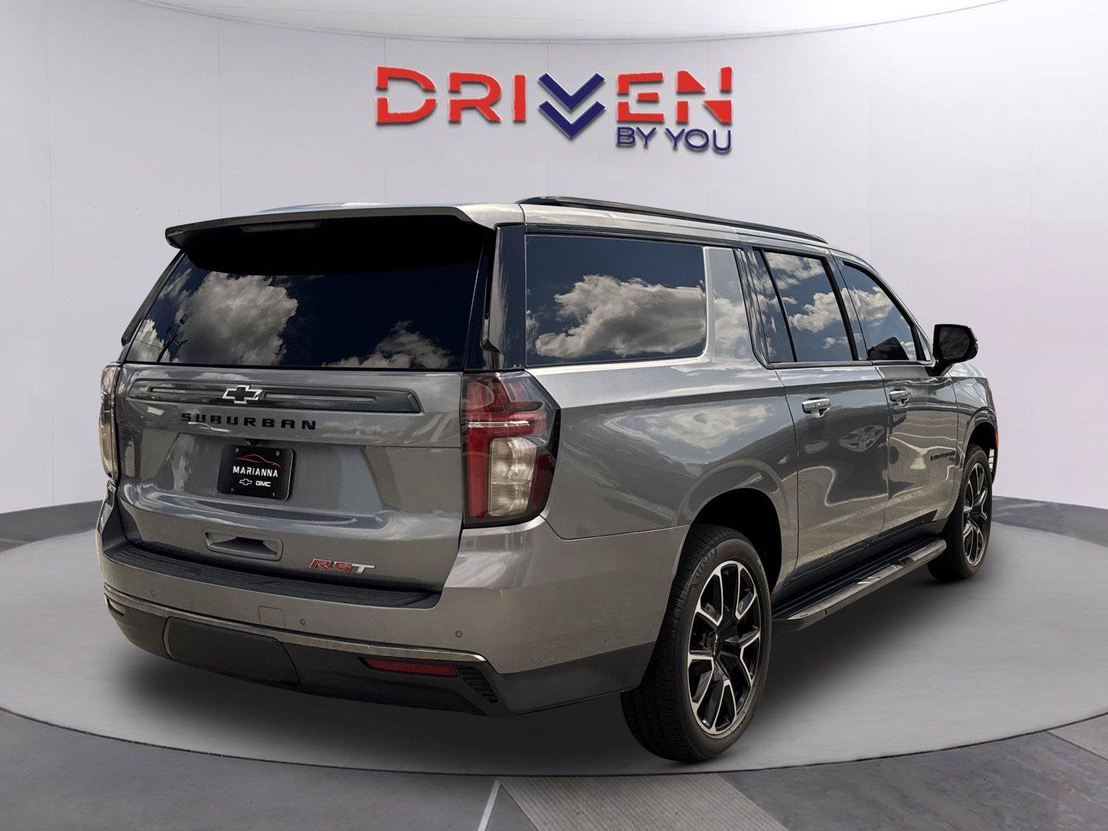 Used 2022 Chevrolet Suburban RST w/ Luxury Package AWD/4WD image 4