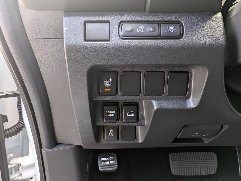 Used 2025 Nissan Frontier SV AWD/4WD image 11
