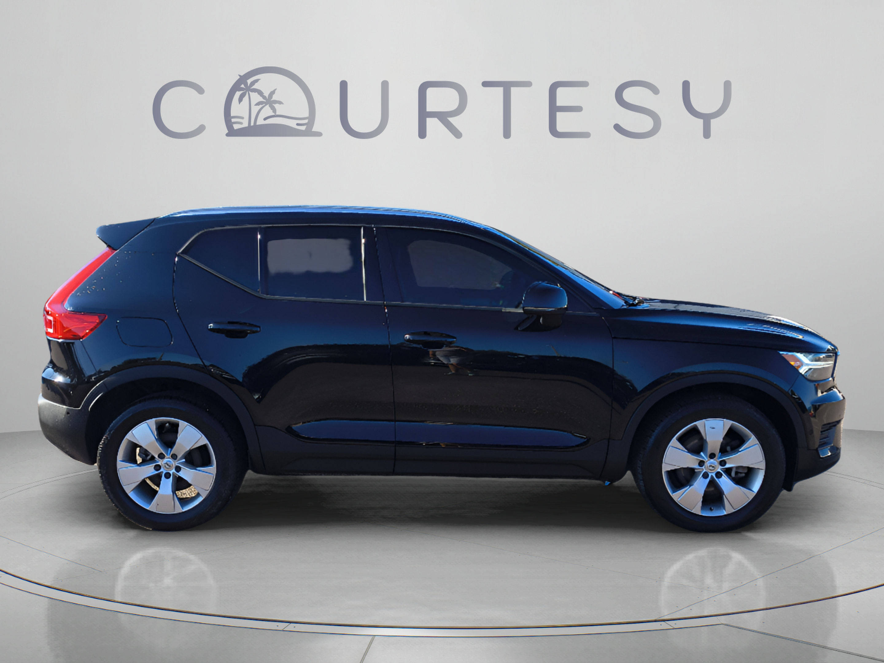 Used 2019 Volvo XC40 T4 Momentum FWD image 6