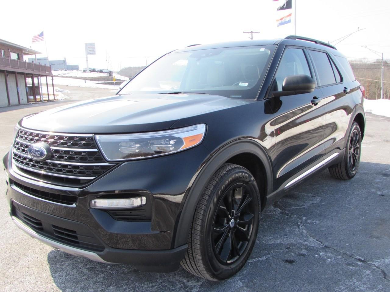 Used 2022 Ford Explorer XLT w/ Equipment Group 202A image 3