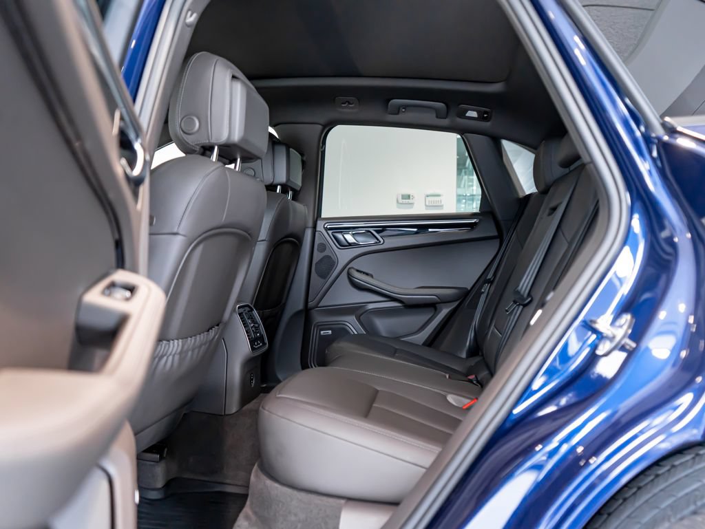 Certified 2025 Porsche Macan AWD/4WD image 24