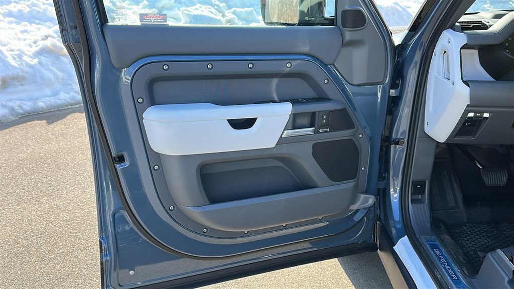 New 2026 Land Rover Defender 110 X-Dynamic SE image 8