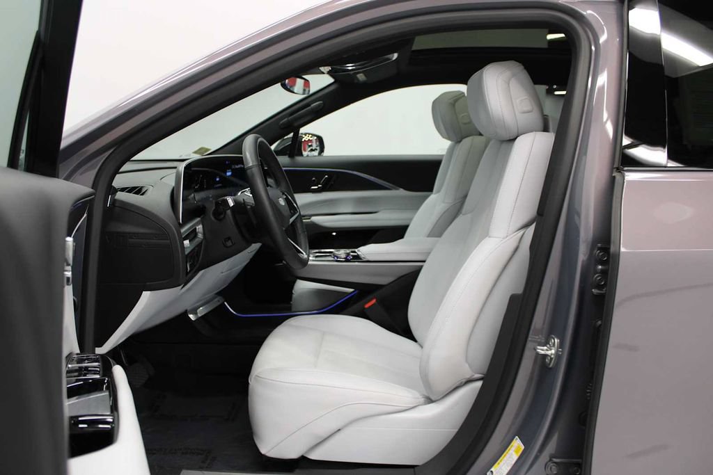 Used 2024 Cadillac Lyriq Luxury AWD/4WD image 17