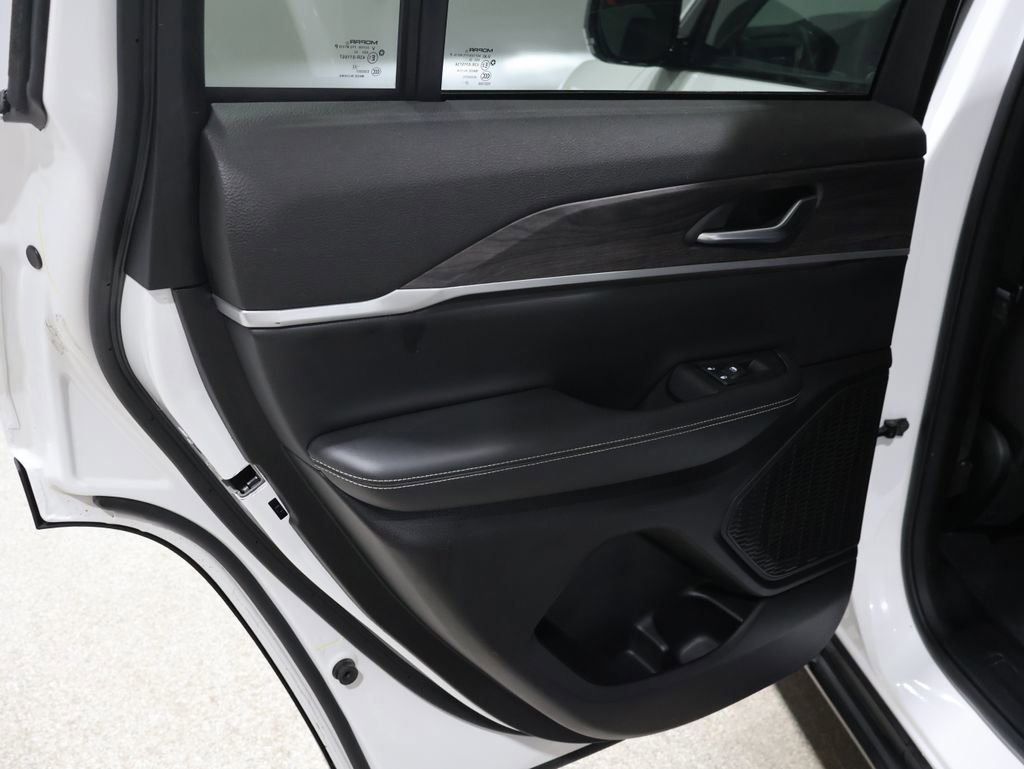 Certified 2023 Jeep Grand Cherokee Limited AWD/4WD image 20