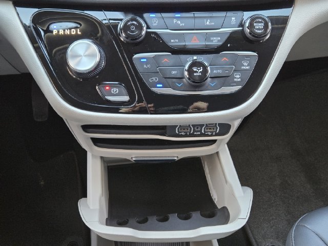 Used 2024 Chrysler Pacifica Touring-L FWD image 19