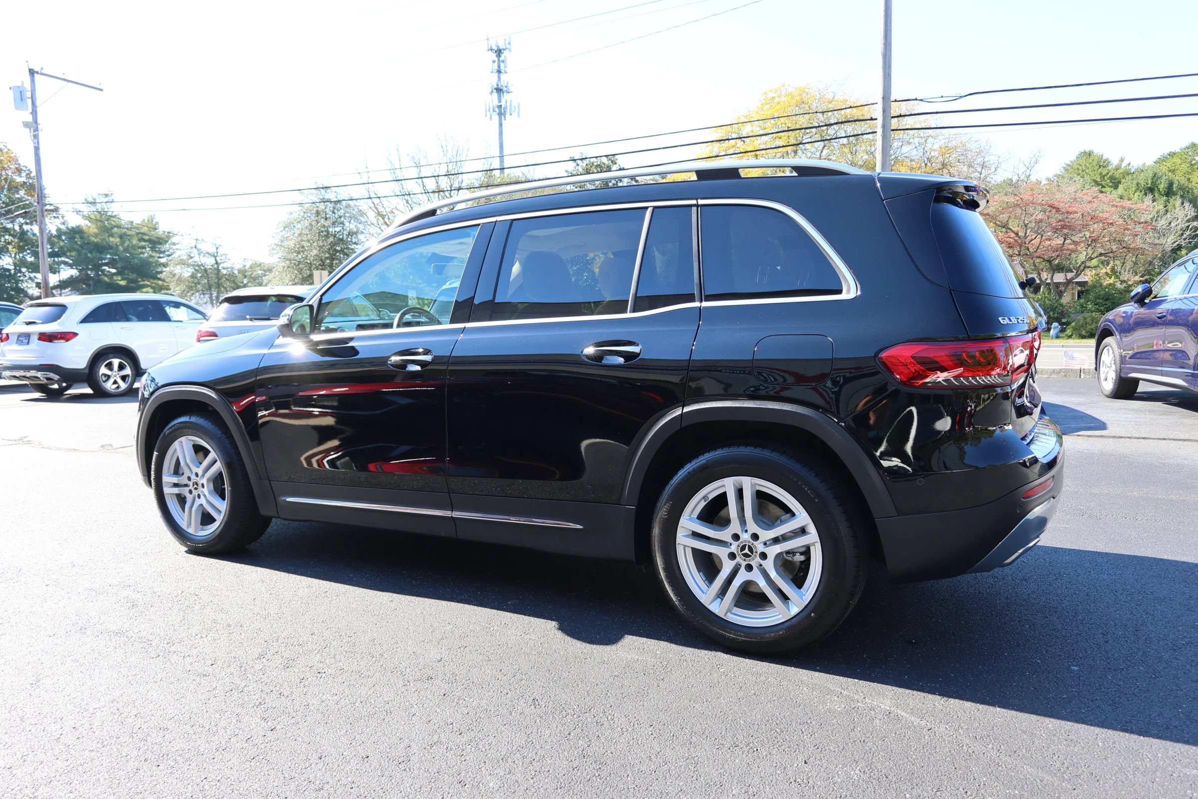 Used 2023 Mercedes-Benz GLB 250 4MATIC w/ Premium Package image 4