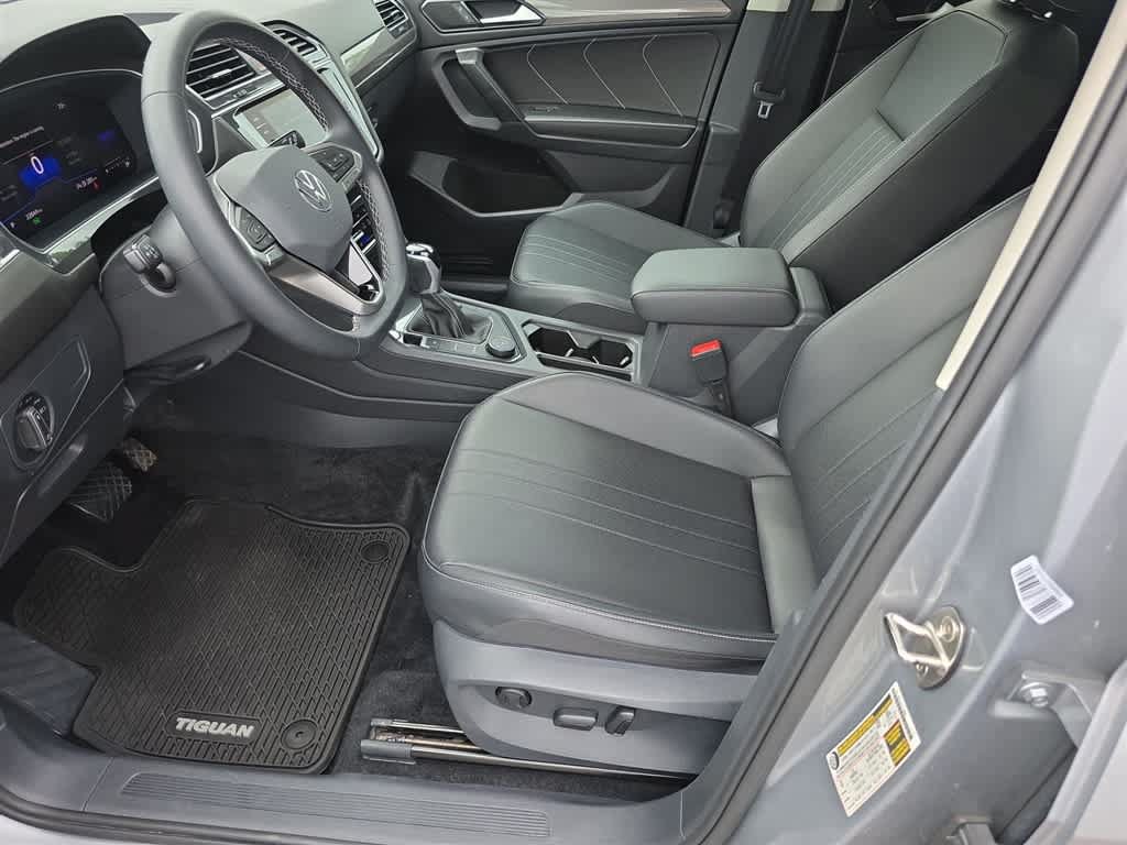 Used 2023 Volkswagen Tiguan SE w/ Panoramic Sunroof Package AWD/4WD image 15