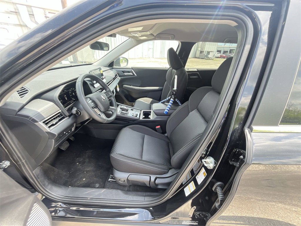 New 2025 Mitsubishi Outlander ES image 11