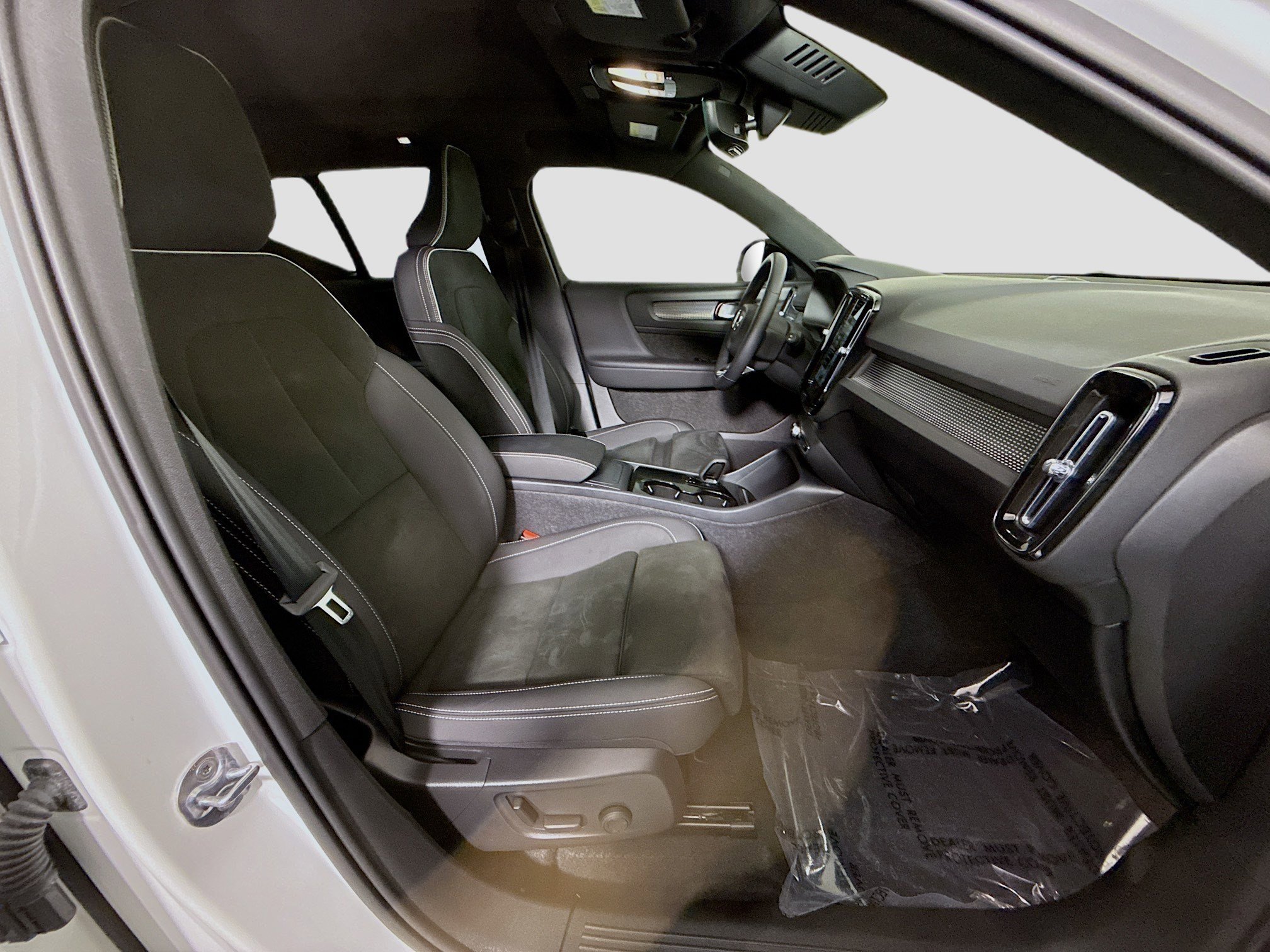 Used 2022 Volvo XC40 P8 Recharge Plus image 28