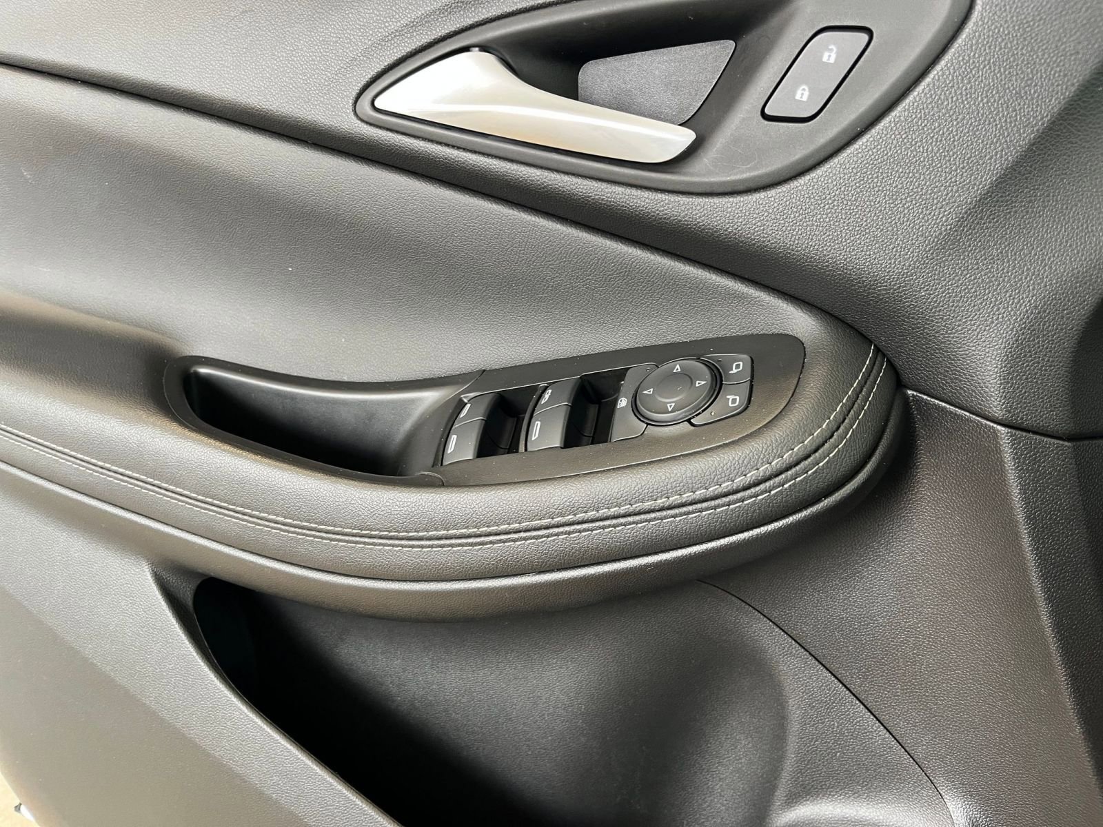 Used 2025 Buick Encore GX Preferred FWD image 18
