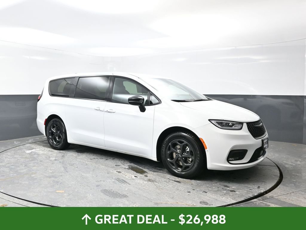 Used 2024 Chrysler Pacifica Select image 5