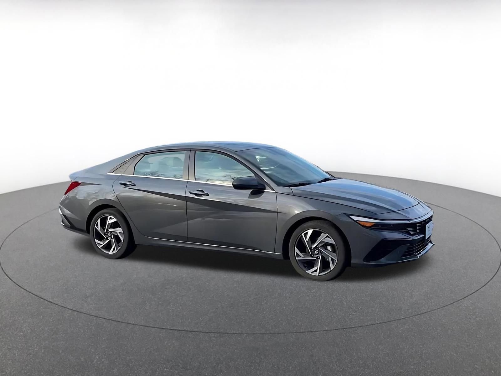 Used 2025 Hyundai Elantra SEL image 2