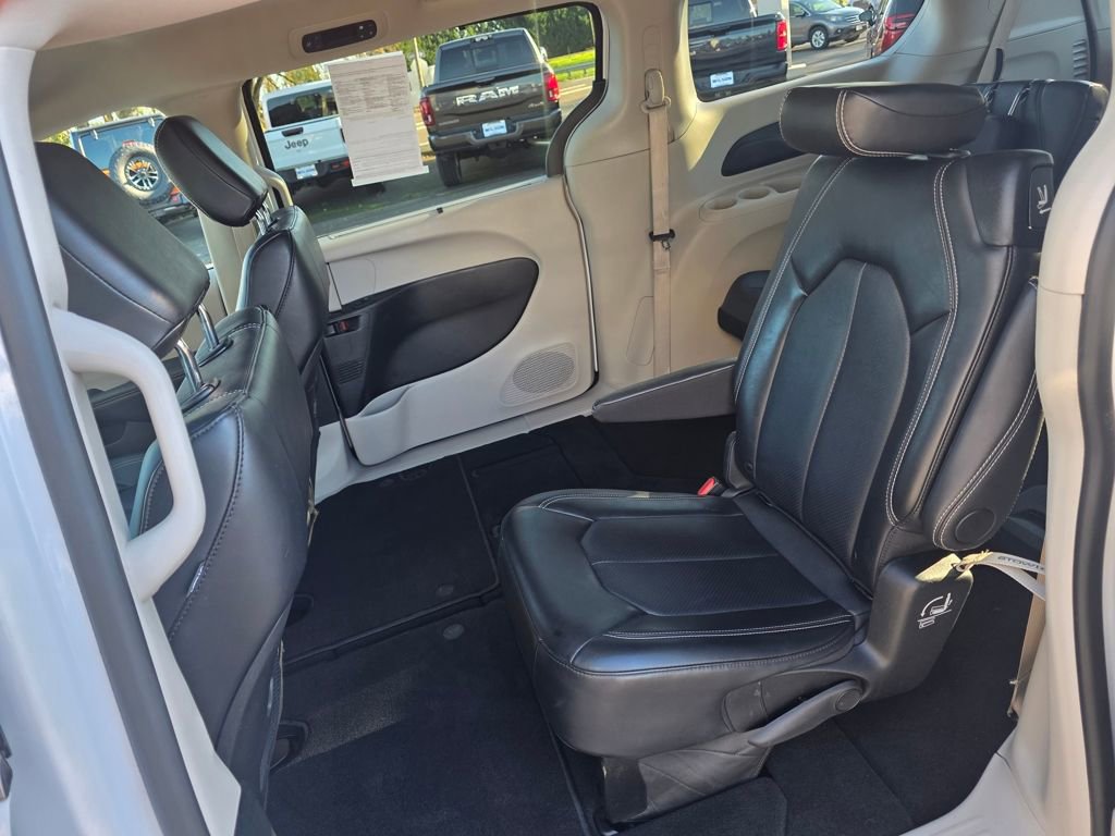 Used 2024 Chrysler Pacifica Touring-L FWD image 28