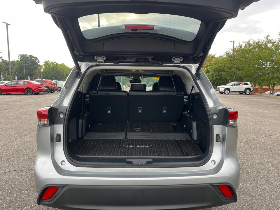 Used 2022 Toyota Highlander XLE AWD/4WD image 15