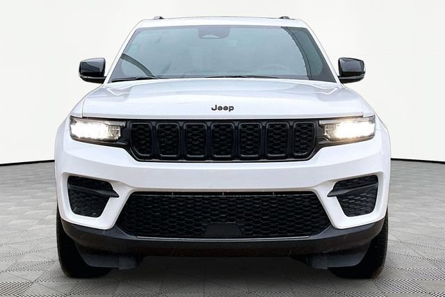 Used 2024 Jeep Grand Cherokee Altitude AWD/4WD image 2
