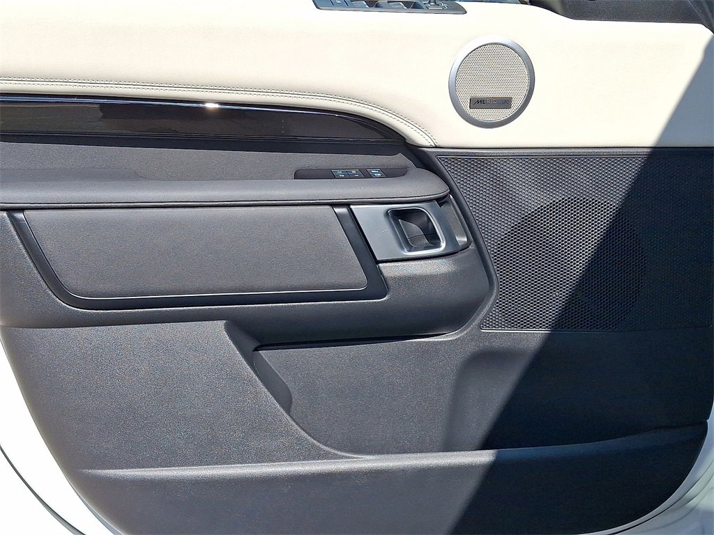 Used 2023 Land Rover Discovery S image 16